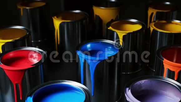 金属桶的彩色油漆孤立在黑色背景上视频的预览图
