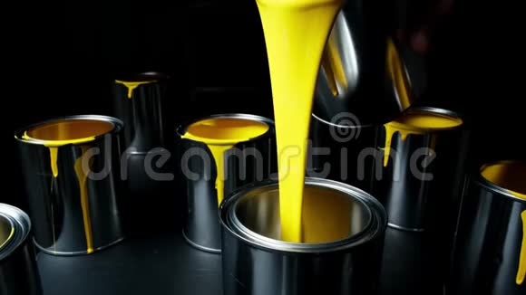 黄色油漆浇注把油漆倒进罐子里视频的预览图