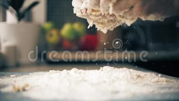 将面包面团放在面粉上慢镜头特写镜头视频的预览图