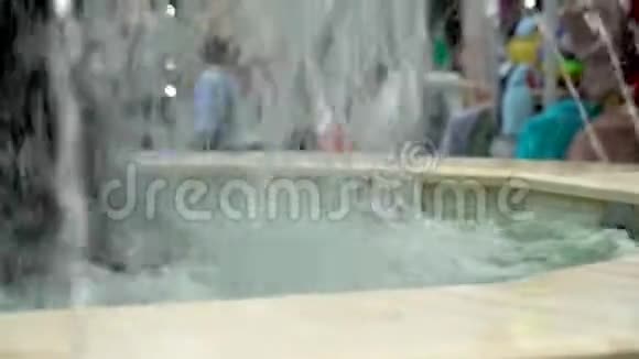 喷泉特写水滴溅在水面上喷水灭火视频的预览图