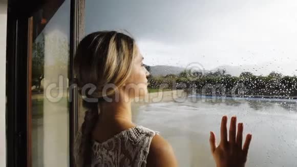 可爱的一对靠近窗户的雨滴视频的预览图