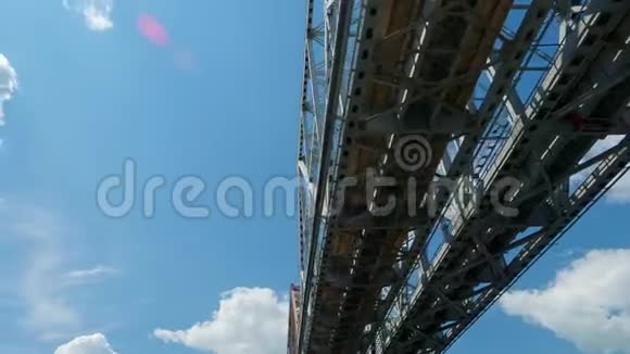 伏尔加河上铁路桥的底视图视频的预览图