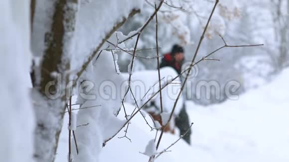 动作慢的人跑到雪地里视频的预览图