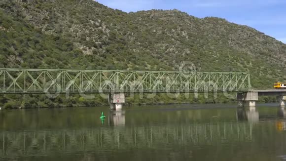 葡萄牙FerradosaDouro地区铁路桥列车视频的预览图