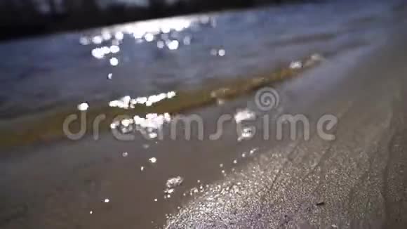 水晶清水和金沙的慢动作视频的预览图