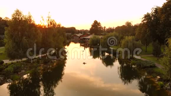 公园池塘空中景观和夕阳照耀视频的预览图