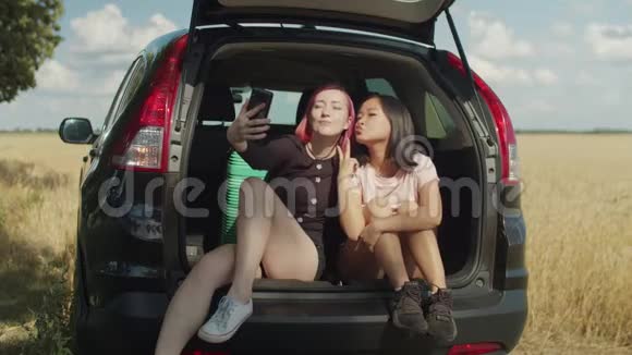 在汽车后备箱里装自拍的黑人女性视频的预览图
