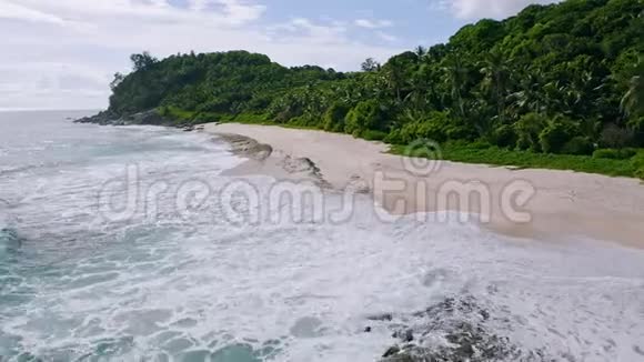4K无人驾驶飞机低空飞越热带沙滩在塞舌尔的马河岛掀起海浪视频的预览图