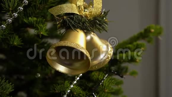 钟挂在圣诞树上视频的预览图