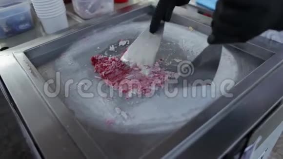 奶油煎冰淇淋与浆果的特殊抹刀视频的预览图