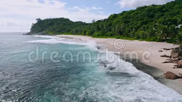 4K无人驾驶飞机在塞舌尔马河岛拍摄的热带海滩和白色海浪镜头视频的预览图