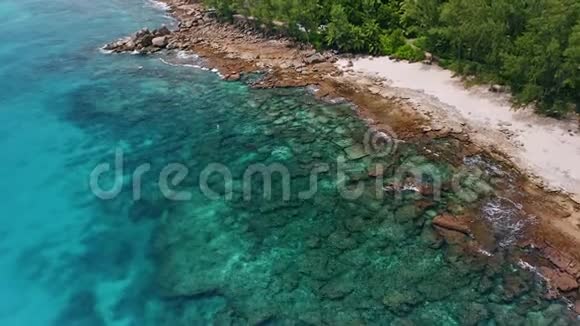 在透明的水面上鸟瞰偏远的与世隔绝的热带海滩和古老的珊瑚礁马河岛视频的预览图