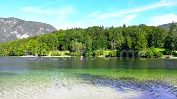 在斯洛文尼亚的博欣吉湖上划船视频的预览图