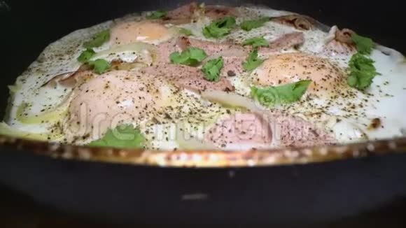 在热锅上用胡椒和盐以及香肠和洋葱调味的煎蛋滑行视频的预览图