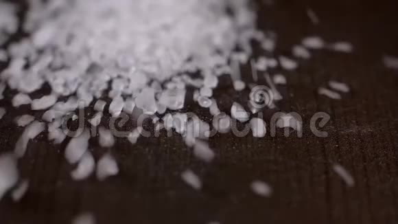白色海盐的晶体落在木桌上视频的预览图