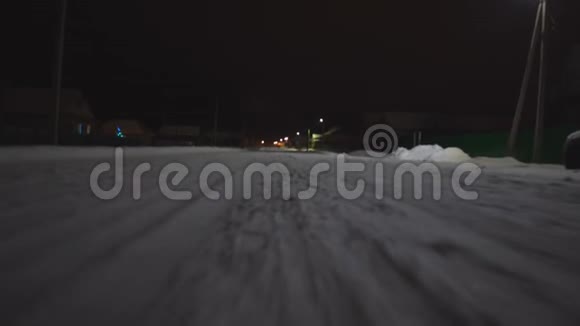 冬天的路冰雪使运动和射击复杂化视频的预览图