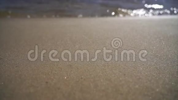 水晶清水和金沙的慢动作视频的预览图