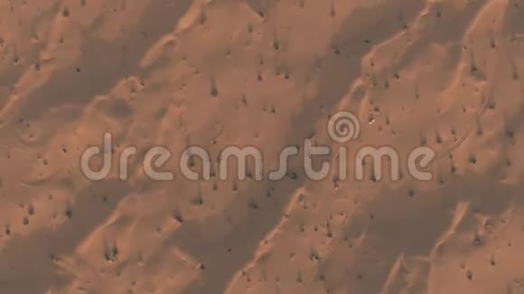 阿联酋沙漠中许多休闲营地的鸟瞰图视频的预览图