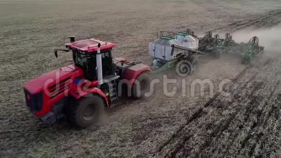 工业机械农田农季作业鸟瞰图视频的预览图