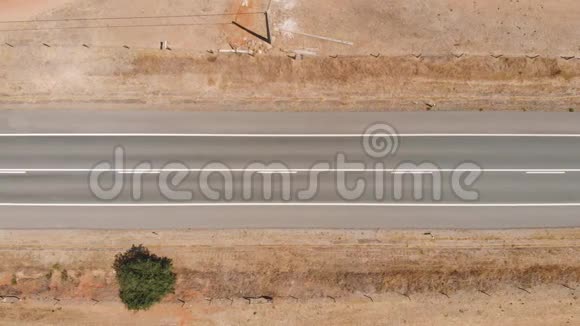 俯视着沙漠公路上的卡车视频的预览图