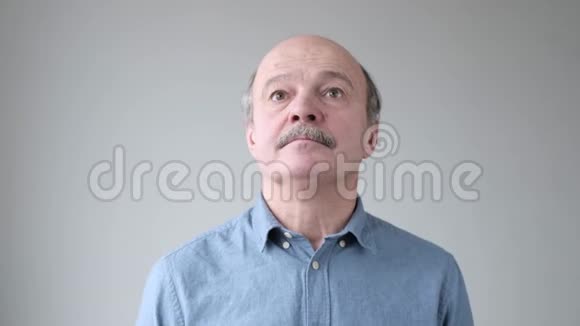 安全感年长的秃头西班牙裔男子站着环顾四周视频的预览图