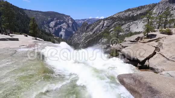 尤塞米蒂山谷国家公园的瀑布很大特别是在春天和初夏下雪的时候视频的预览图