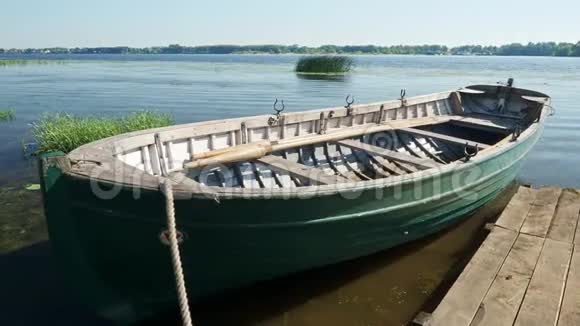 一艘旧渔船在夏天停泊视频的预览图