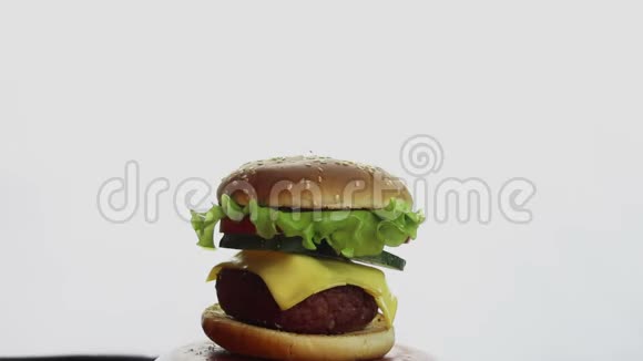 男性手伸展汉堡显示成分一个大汉堡的组成各种成分视频的预览图