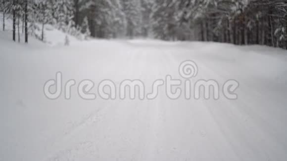 冬天的路冰雪使运动复杂化视频的预览图