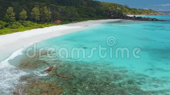 塞舌尔拉迪格岛鸟瞰大安塞海滩晶莹剔透的绿松石蓝色海洋湾和白沙视频的预览图