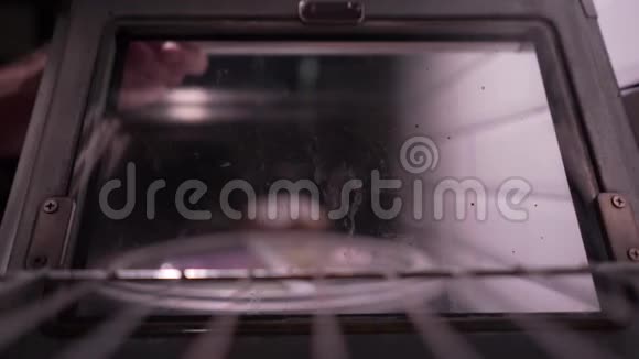 一个用来煮粥的陶罐放在烤箱里从烤箱内部查看视频的预览图