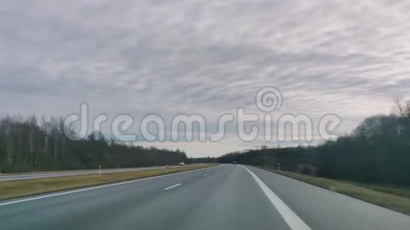 在冬季阴天期间在立陶宛A2公路上驾驶视频的预览图