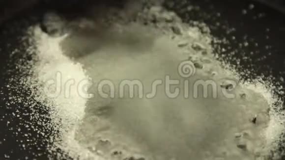 牛至紫薇蛋糕配方的烹饪和焦糖化糖视频的预览图