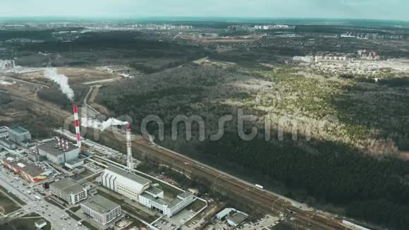 俄罗斯森林附近一个火力发电厂的烟雾堆的鸟瞰图视频的预览图