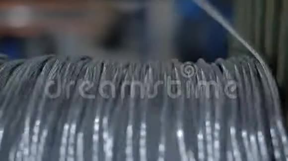 旋转线圈上的缠绕电缆电力电缆的生产视频的预览图