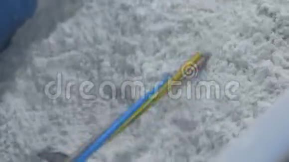 绝缘外壳内电缆的特写用滑石粉处理视频的预览图