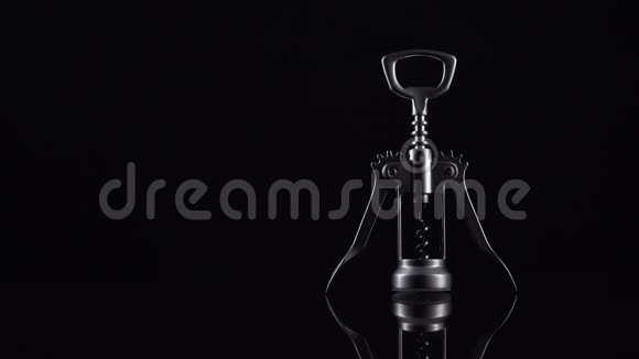 黑色背景上的银色开瓶器带有螺旋的通用闪亮开瓶器工具开启饮料饮料视频的预览图