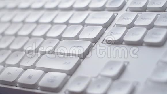 ecu手指按白色电脑输入键手指按多次键盘上的Enter按钮一张一张的视频的预览图