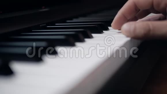 音乐家弹钢琴特写镜头视频的预览图
