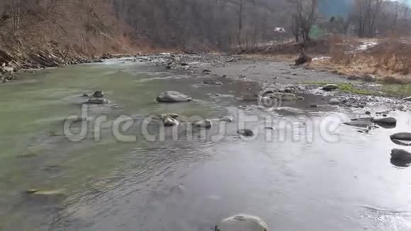 飞越野山河与巨石急流同流视频的预览图