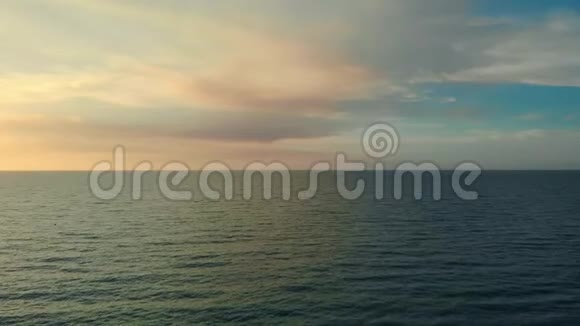 海面或海洋上空的戏剧性云层视频的预览图