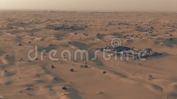 晚上休闲沙漠营地阿联酋空中景观视频的预览图