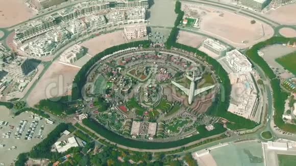 鸟瞰迪拜奇迹花园圆形公园阿联酋视频的预览图