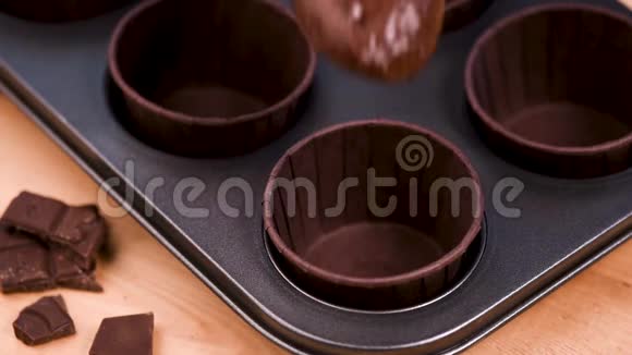 巧克力蛋糕面糊里的松饼罐视频的预览图