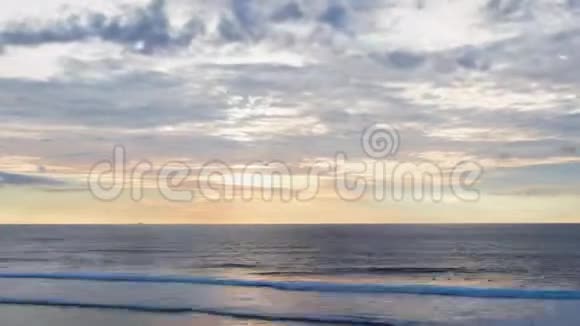 热带海滩上美丽的时光流逝日落视频的预览图