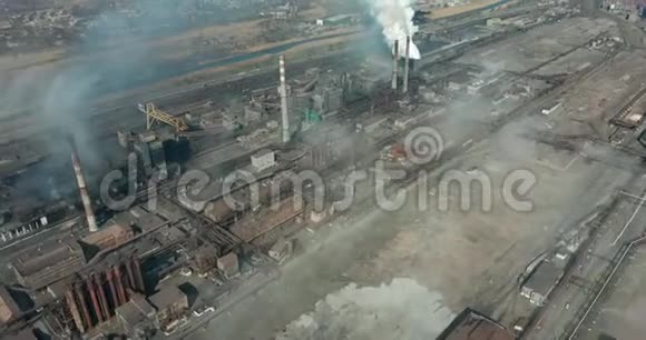 从工业化城市上空俯瞰空气氛围视频的预览图
