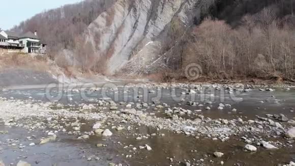 飞越野山河与巨石急流同流视频的预览图