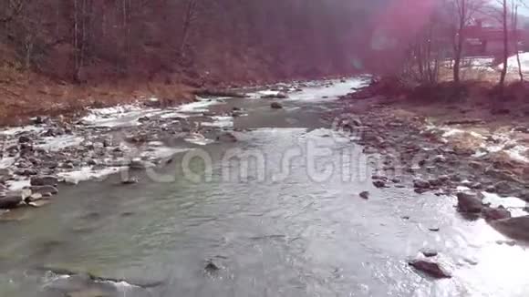 飞越野山河与巨石急流同流视频的预览图