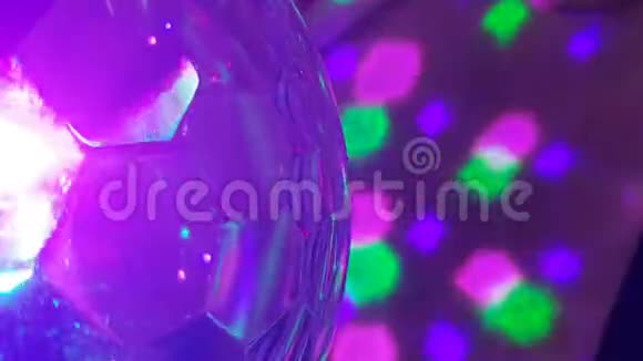 闪烁闪亮的多色舞台灯光圆形娱乐迪斯科舞彩色聚光灯投影仪视频的预览图