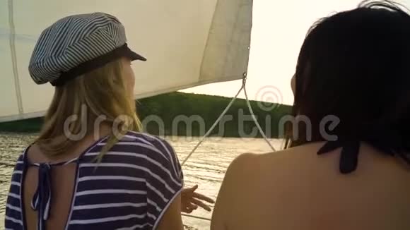 在帆船之旅中欣赏河景的朋友们视频的预览图